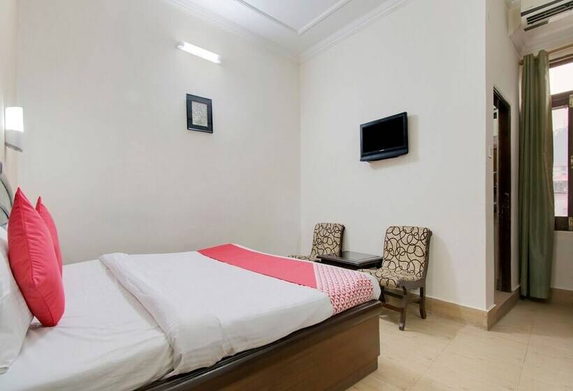 Oyo 26837 Hotel White House