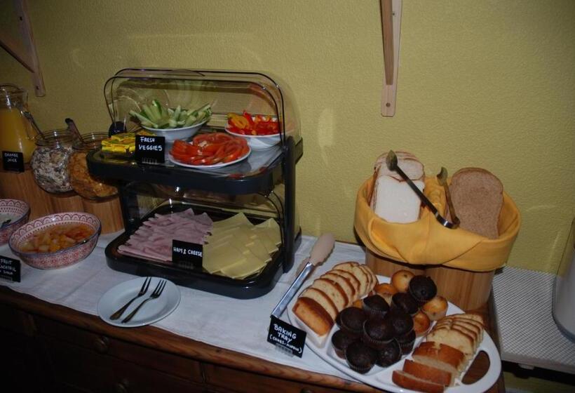 Отель The Coo's Guest House