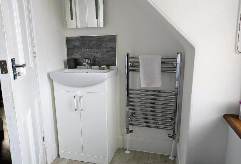 Отель The Coo's Guest House