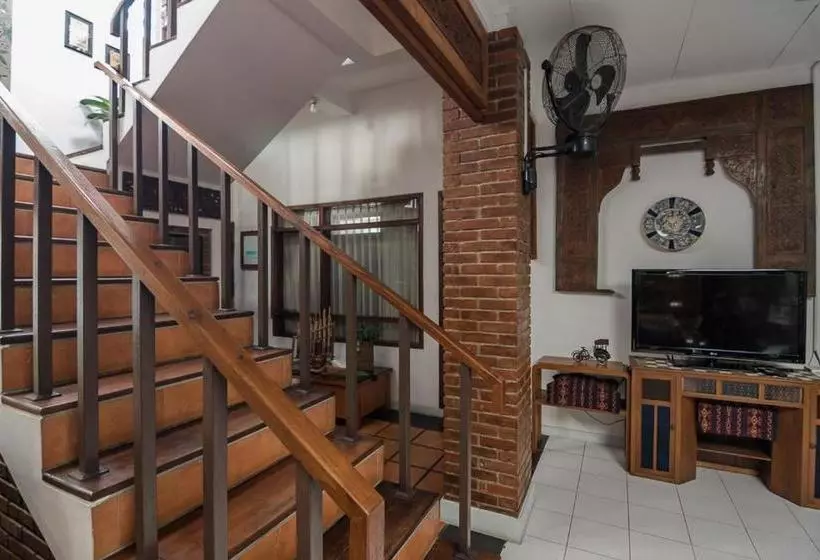 ペンション Sekararum Butik Syariah Guesthouse