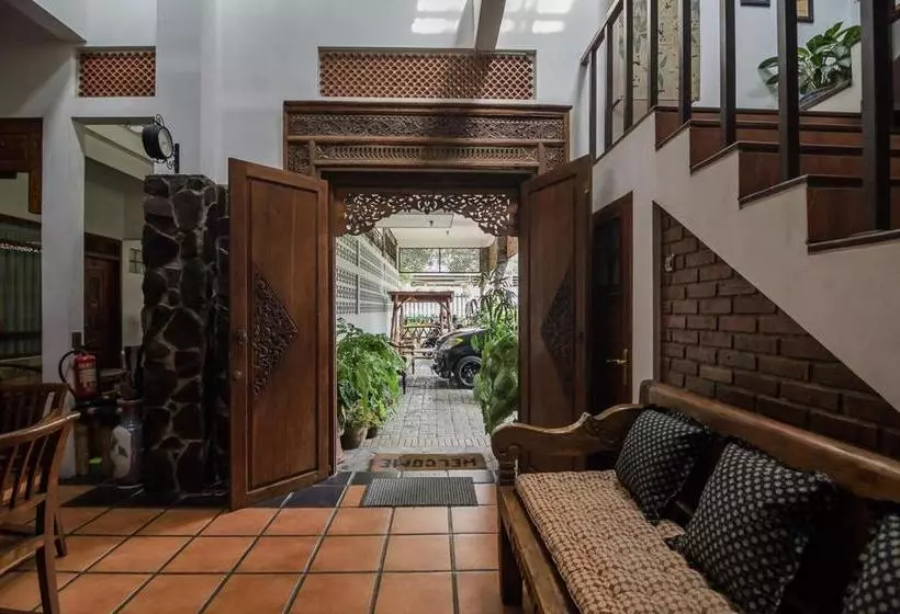 ペンション Sekararum Butik Syariah Guesthouse