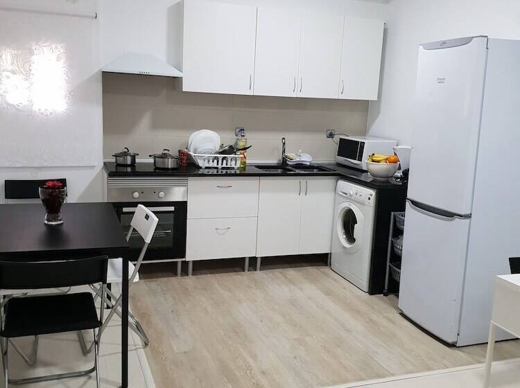 ペンション Mikaela Guest House