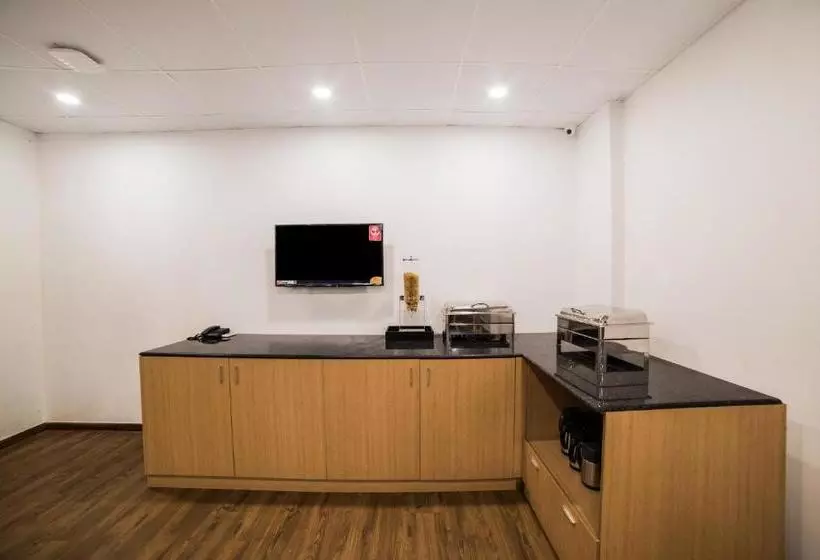 ホテル Oyo Townhouse 248 Uc Pankha Road