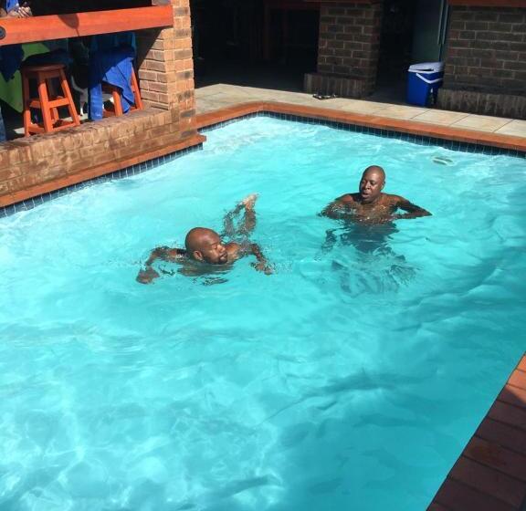 פנסיון The Travel Inn Durban