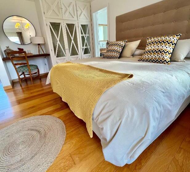 تختخواب و صبحانه La Aguada