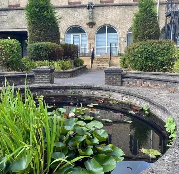 Kapselihotelli Endsleigh Park Aparthotel Close To Hull University