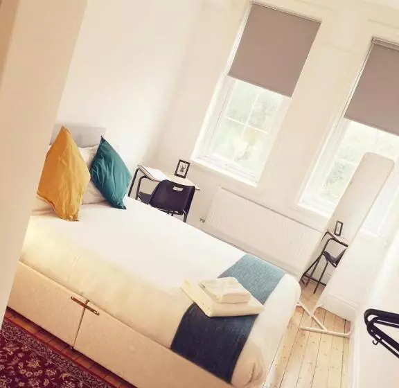 Kapselihotelli Endsleigh Park Aparthotel Close To Hull University