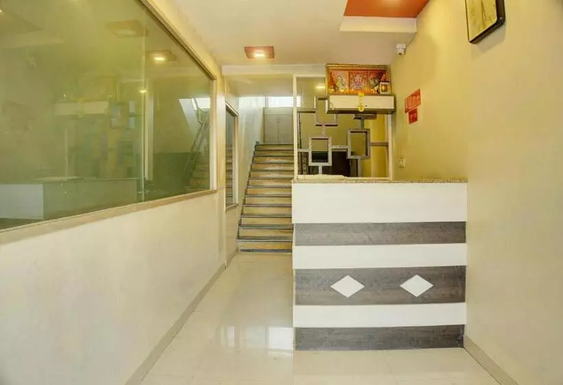 ホテル Oyo 17342 Aditya Service Apartment