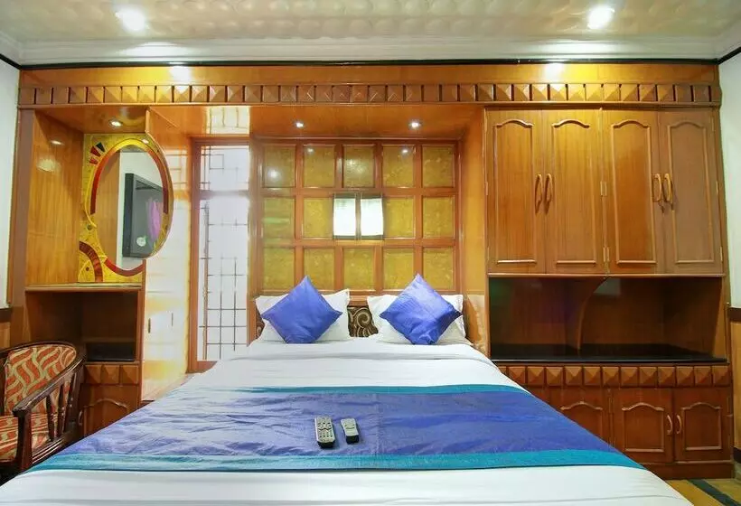 Hotelli Oyo 14241 The Greenery  Holiday Inn