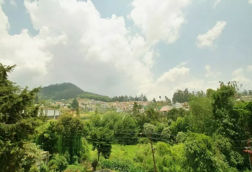 Hotelli Oyo 14241 The Greenery  Holiday Inn