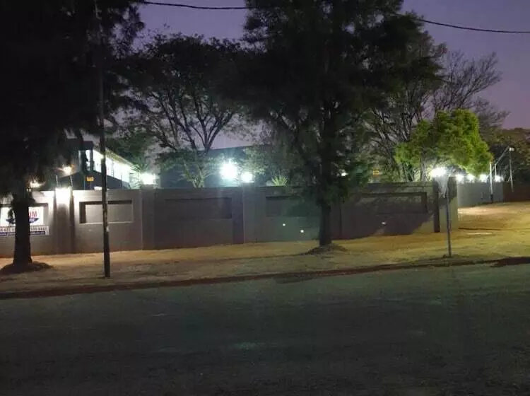 پانسیون Platinum Germiston Ghouse