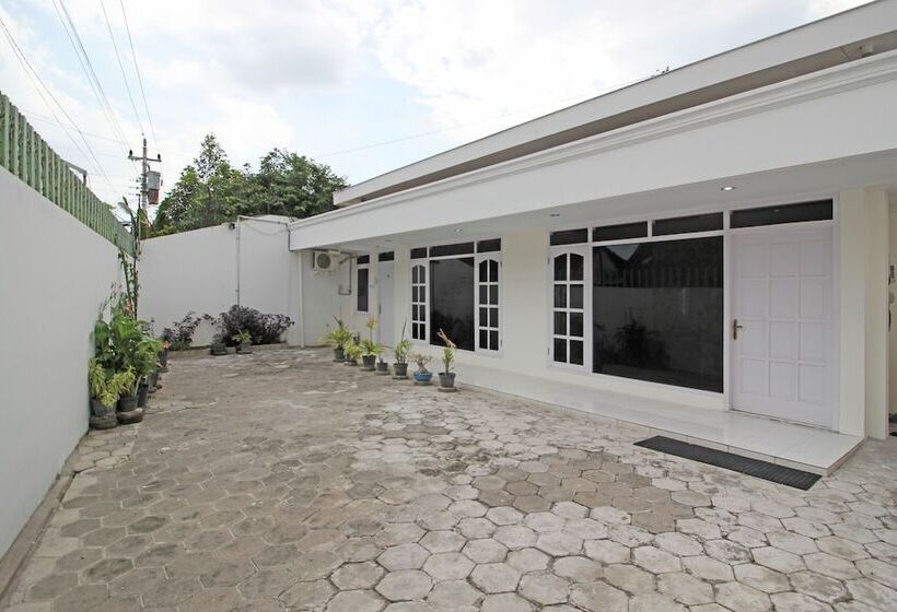 Pension Reddoorz Near Terminal Tirtonadi