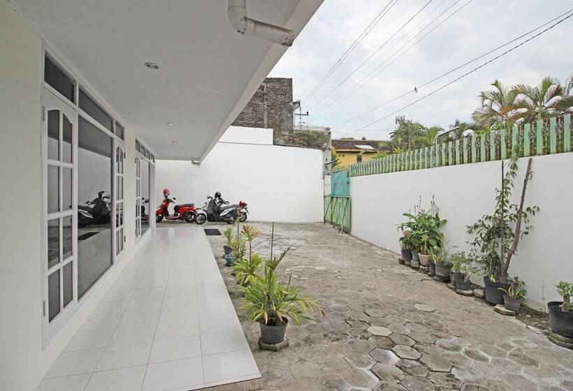 Pension Reddoorz Near Terminal Tirtonadi