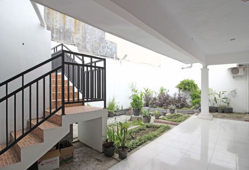 Pension Reddoorz Near Terminal Tirtonadi