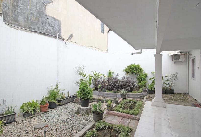 Pension Reddoorz Near Terminal Tirtonadi