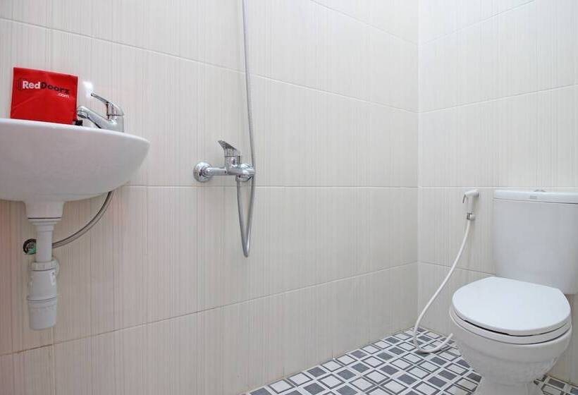 Pension Reddoorz Near Terminal Tirtonadi