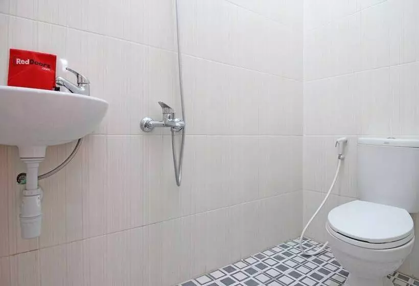 ペンション Reddoorz Near Terminal Tirtonadi