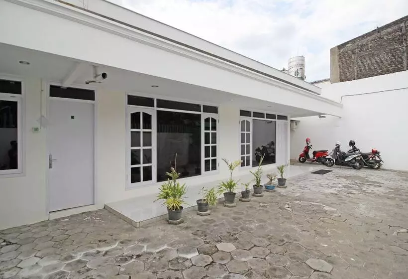 ペンション Reddoorz Near Terminal Tirtonadi