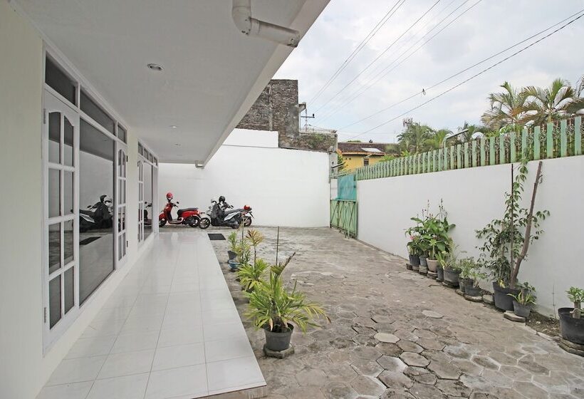 Pension Reddoorz Near Terminal Tirtonadi