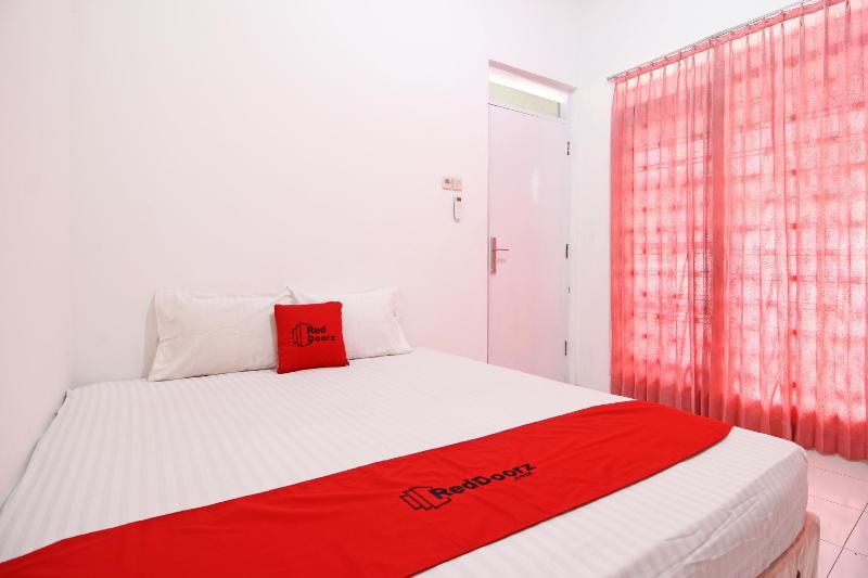 Pension Reddoorz Near Terminal Tirtonadi