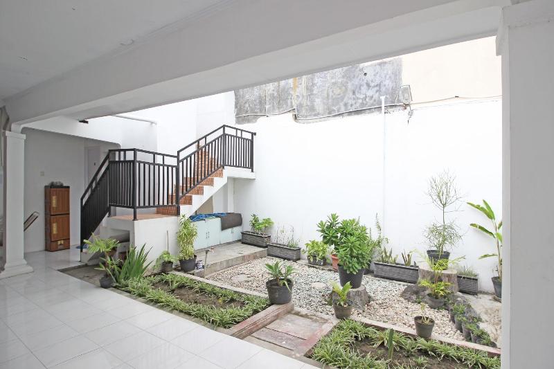 Pension Reddoorz Near Terminal Tirtonadi