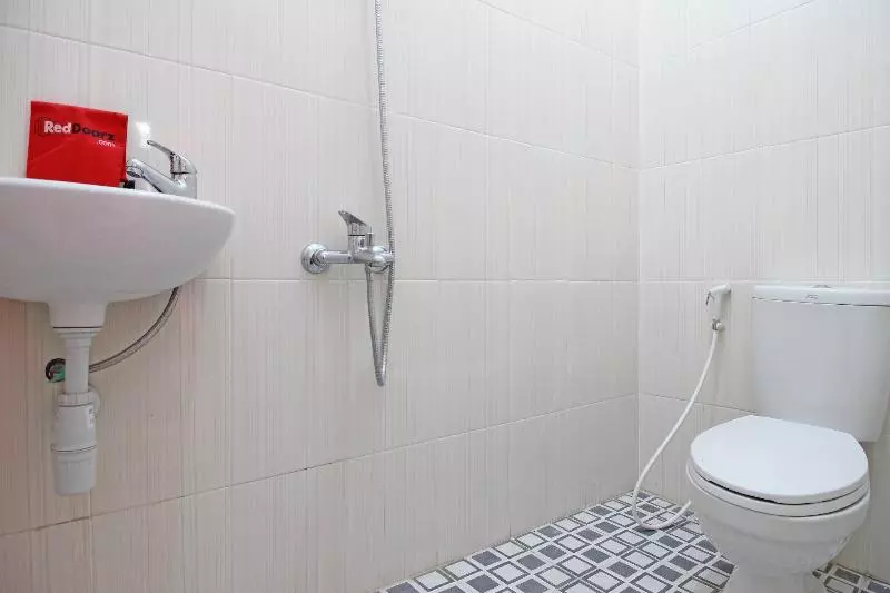 ペンション Reddoorz Near Terminal Tirtonadi