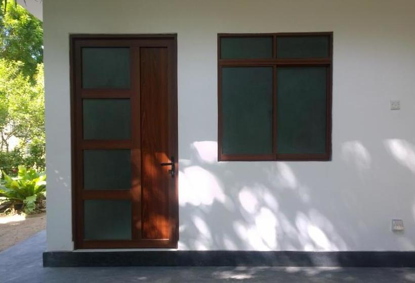 Pension (Hôtel basse catégorie) Augusto @ Midigama