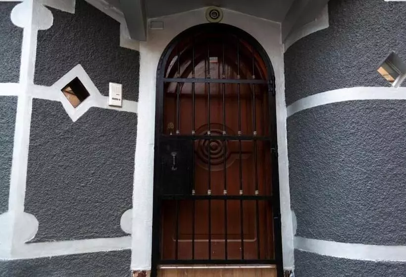 تختخواب و صبحانه Lima Airport Tampu