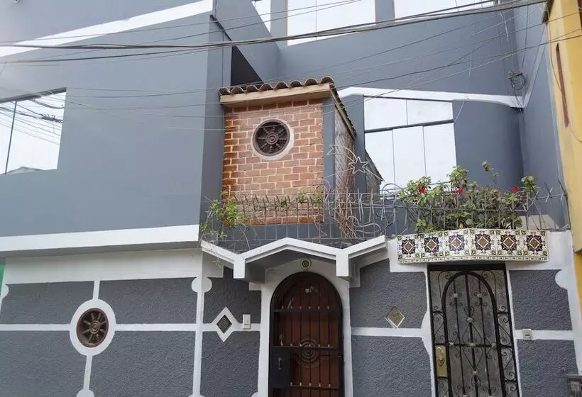 تختخواب و صبحانه Lima Airport Tampu