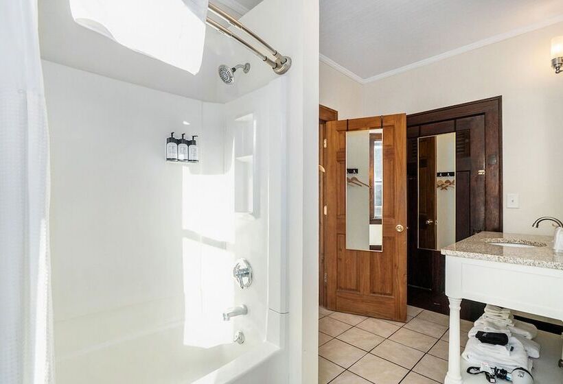 Historic Hotel Nichols