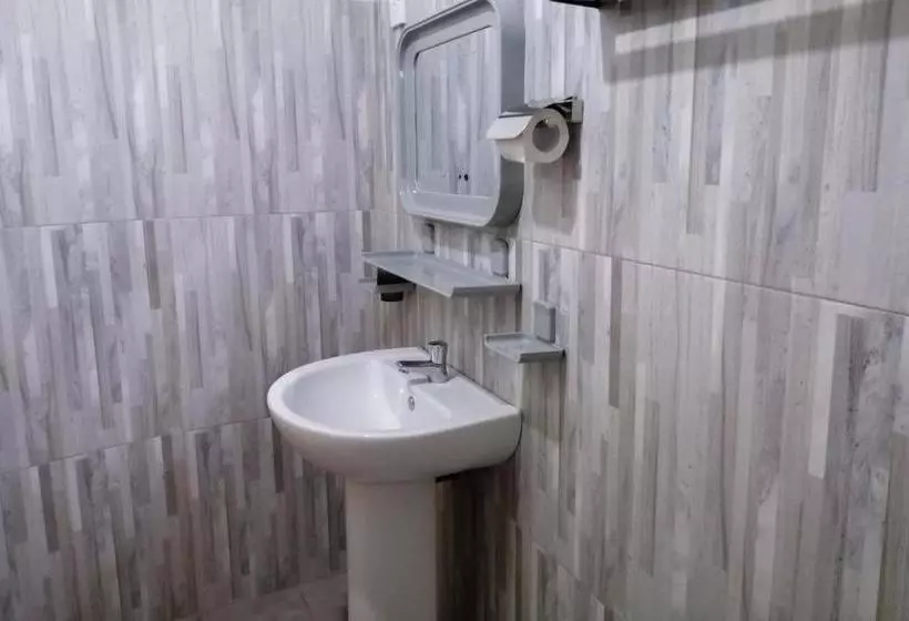 پانسیون Thuru Sisila Resort