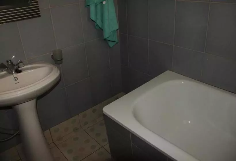 تختخواب و صبحانه Motel Tuku Masindi