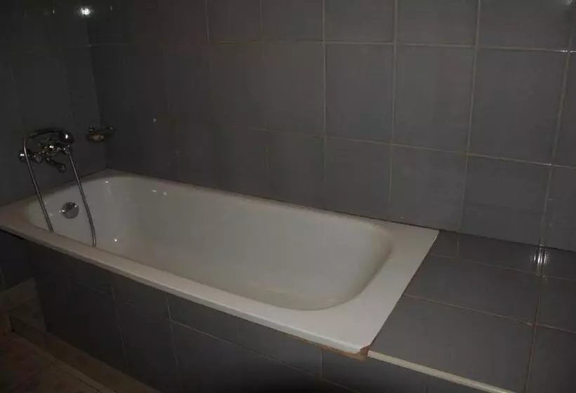 تختخواب و صبحانه Motel Tuku Masindi