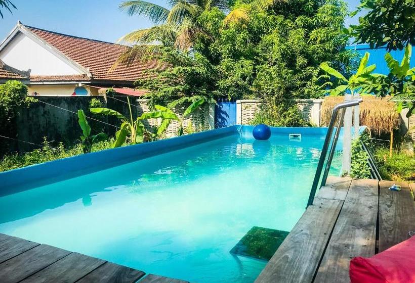 تختخواب و صبحانه The Playground