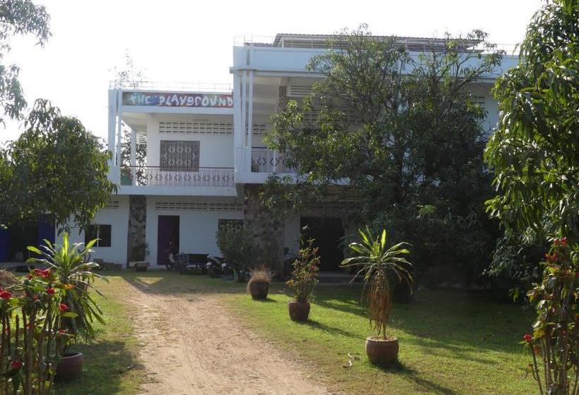 تختخواب و صبحانه The Playground