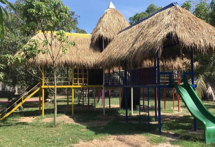 تختخواب و صبحانه The Playground