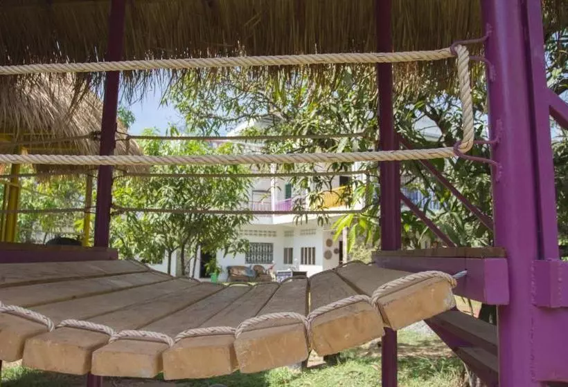 تختخواب و صبحانه The Playground
