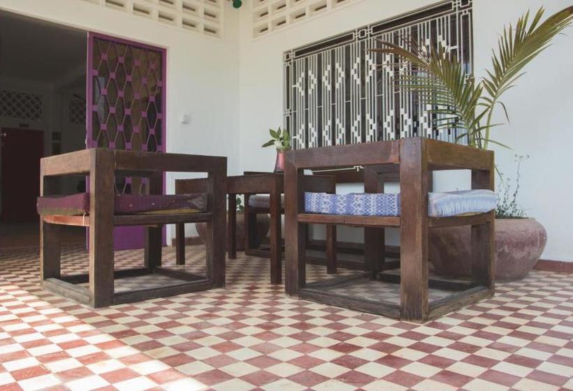 تختخواب و صبحانه The Playground