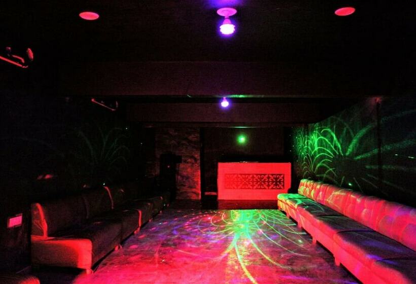 هتل Aash Manali Retreat Spa & Resort