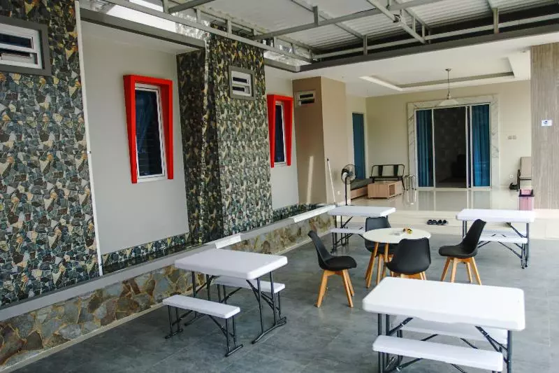 ペンション Oyo 185 Roriz Residence