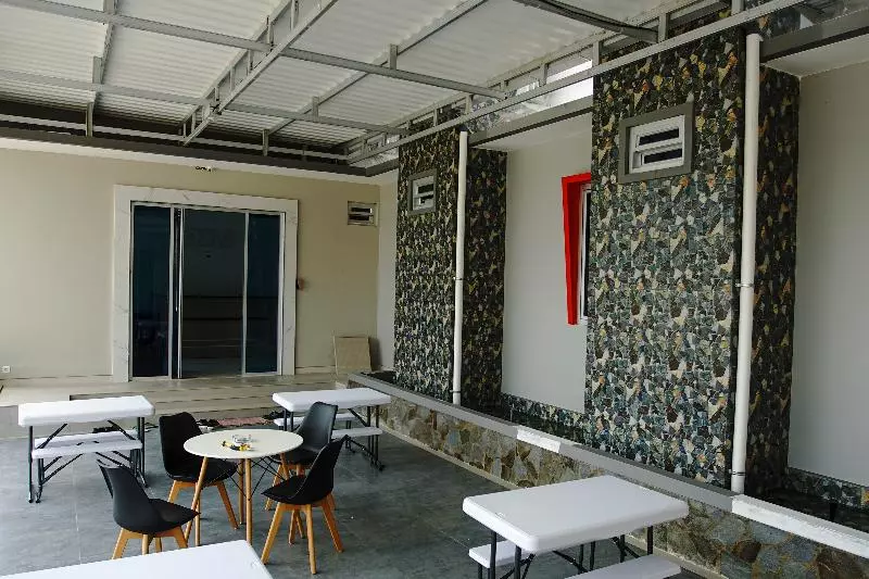 ペンション Oyo 185 Roriz Residence