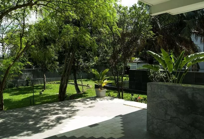 Hotel Lepic Villa