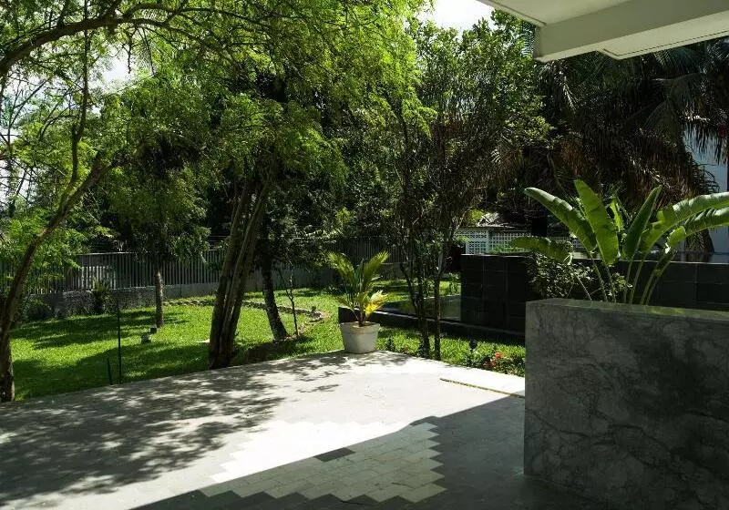 Hotel Lepic Villa
