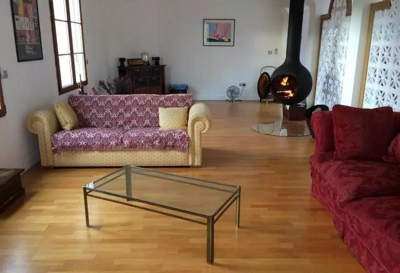 Aamiaismajoitus (B&B) La Villa Bolero