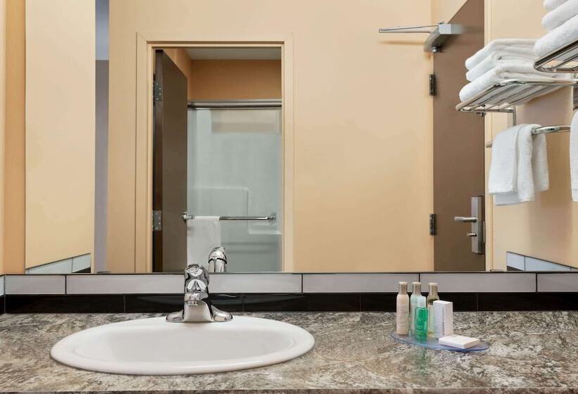 בית מלון כפרי Travelodge By Wyndham Pincher Creek