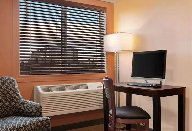 ホテル Travelodge By Wyndham Pincher Creek