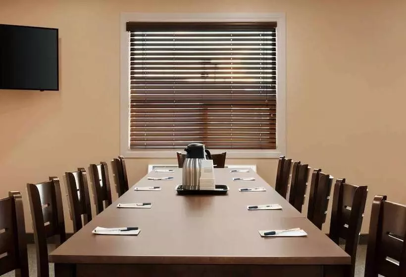 ホテル Travelodge By Wyndham Pincher Creek