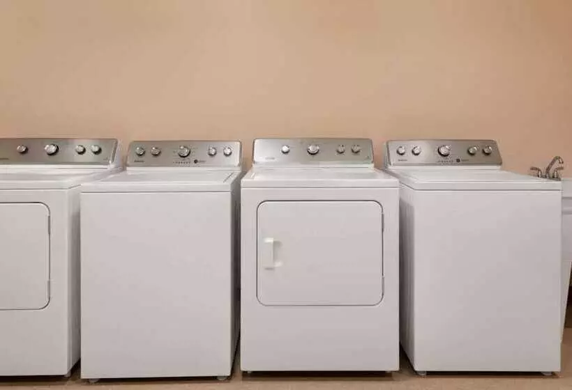 ホテル Travelodge By Wyndham Pincher Creek