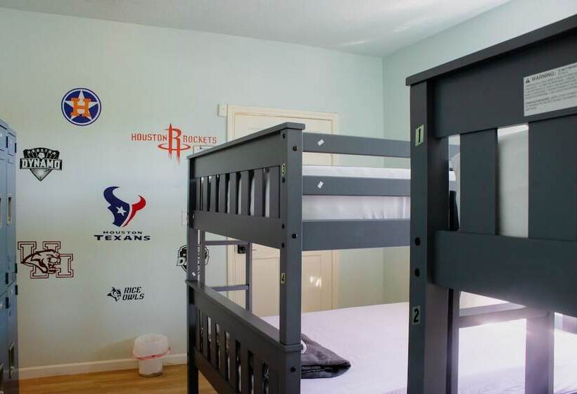 Wanderstay Houston Hostel