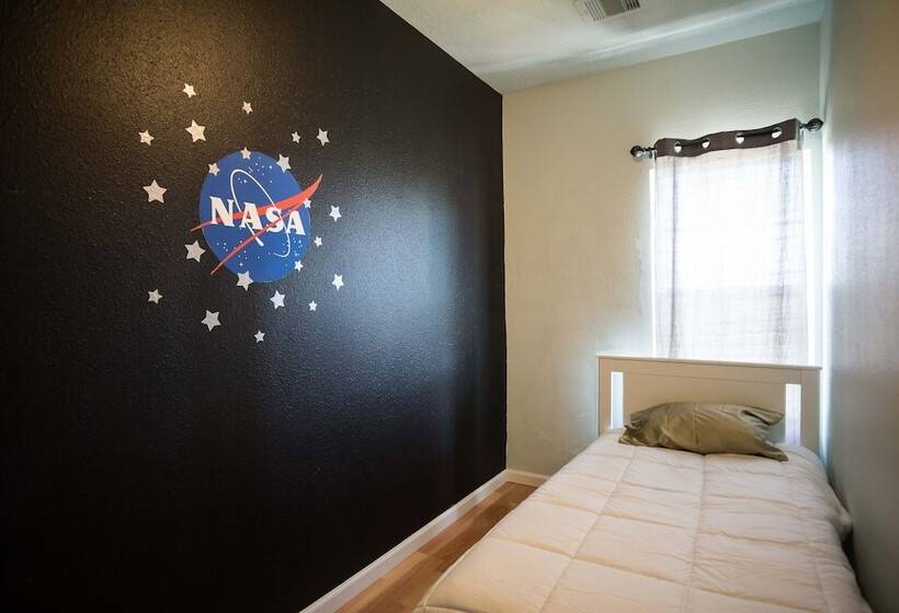 Wanderstay Houston Hostel